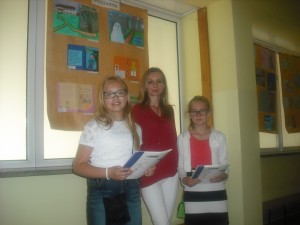 Laureatki wraz opiekunem po rozdaniu nagród.