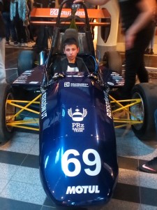 dużą atrakcją był wyscigowy bolid