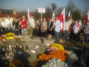 Uczniowie przy grobie żołnierzy