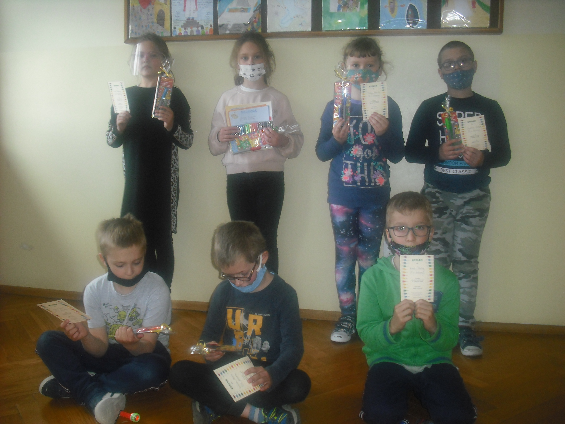 Uczestnicy zadowoleni po odbiorze upominków za udział